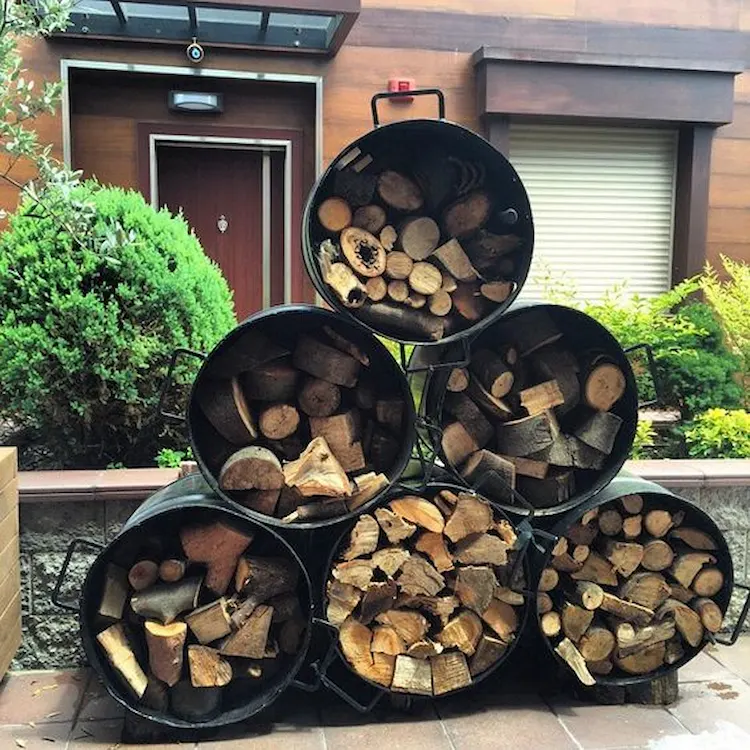 mit recycelten metallbehältern einen auffälligen und dekorativen lagerraum für feuerholz im freien erstellen