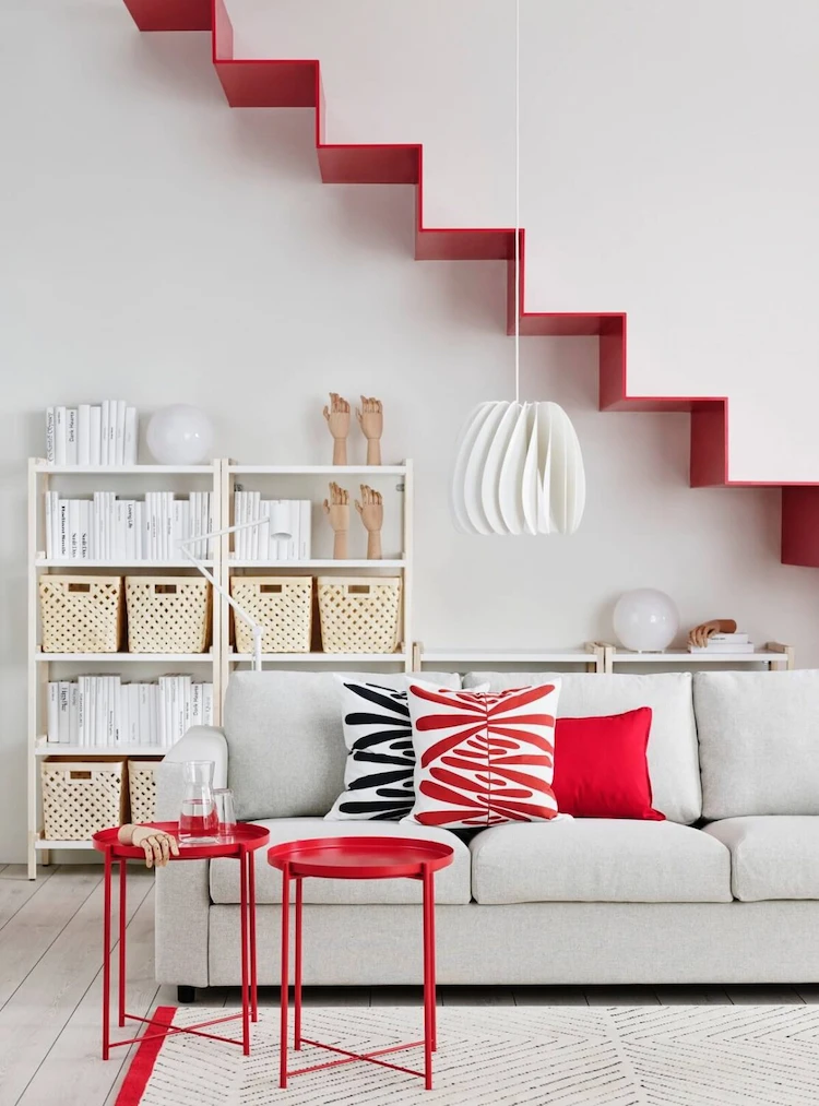 moderne farbtupfer mit möbeln und deko in rot für wohnräume mit minimalistischem design geeignet