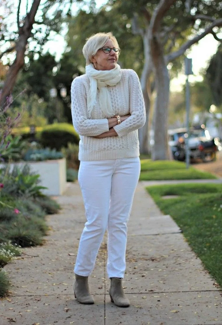 Monochrome Herbst-Outfits für 60-jährige Frauen
