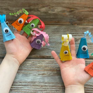 Monster-Fingerpuppen basteln mit Eierkarton zu Halloween