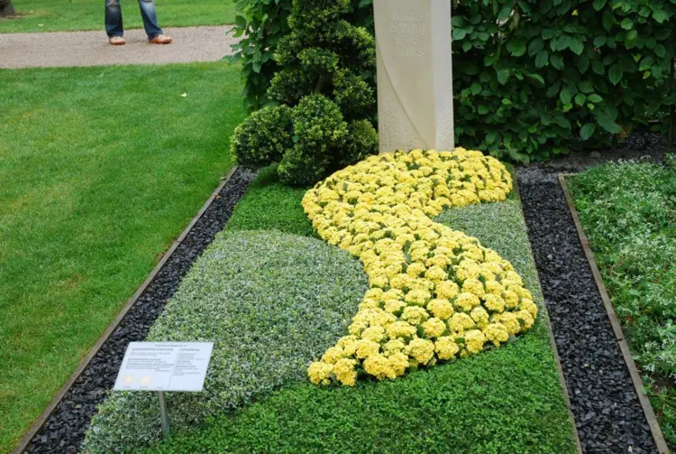 Muster mit Blumen auf dem Grab gestalten für Ästhetik auch im Winter