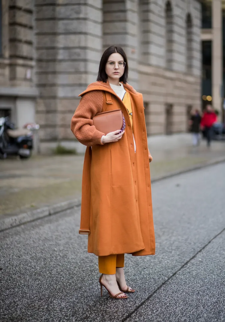 orange trendfarben herbst winter 23 24 wie oversized mantel kombinieren