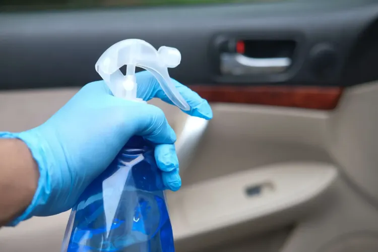 reinigungslösung mit essig und wasser in einer sprühflasche zubereiten und autositze damit desinfizieren