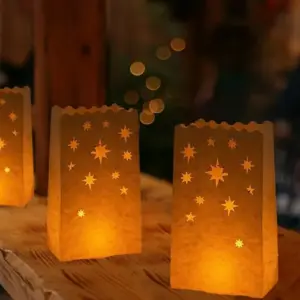 Romantische Beleuchtung mit Windlichtern aus Papier und LED-Kerzen