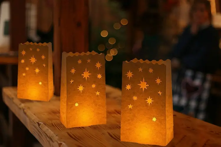 Romantische Beleuchtung mit Windlichtern aus Papier und LED-Kerzen