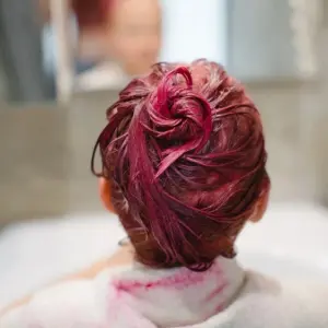 Rote Haarfarbe erfordert andere Behandlung - Mit Spülmittel und Ammoniak beseitigen
