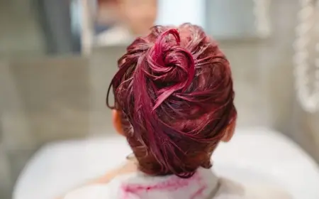Rote Haarfarbe erfordert andere Behandlung - Mit Spülmittel und Ammoniak beseitigen