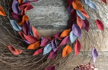 Rustikaler, romantischer Wandkranz für den Herbst mit Zweigen und Filz