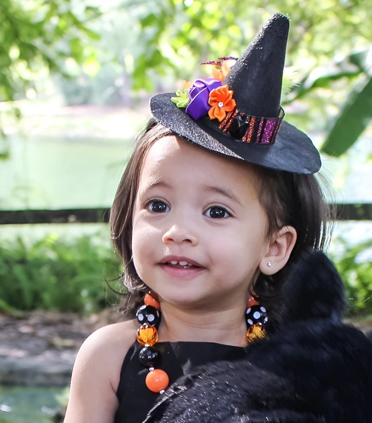 Schöne Halloween-Details auf den Hexenhut zaubern