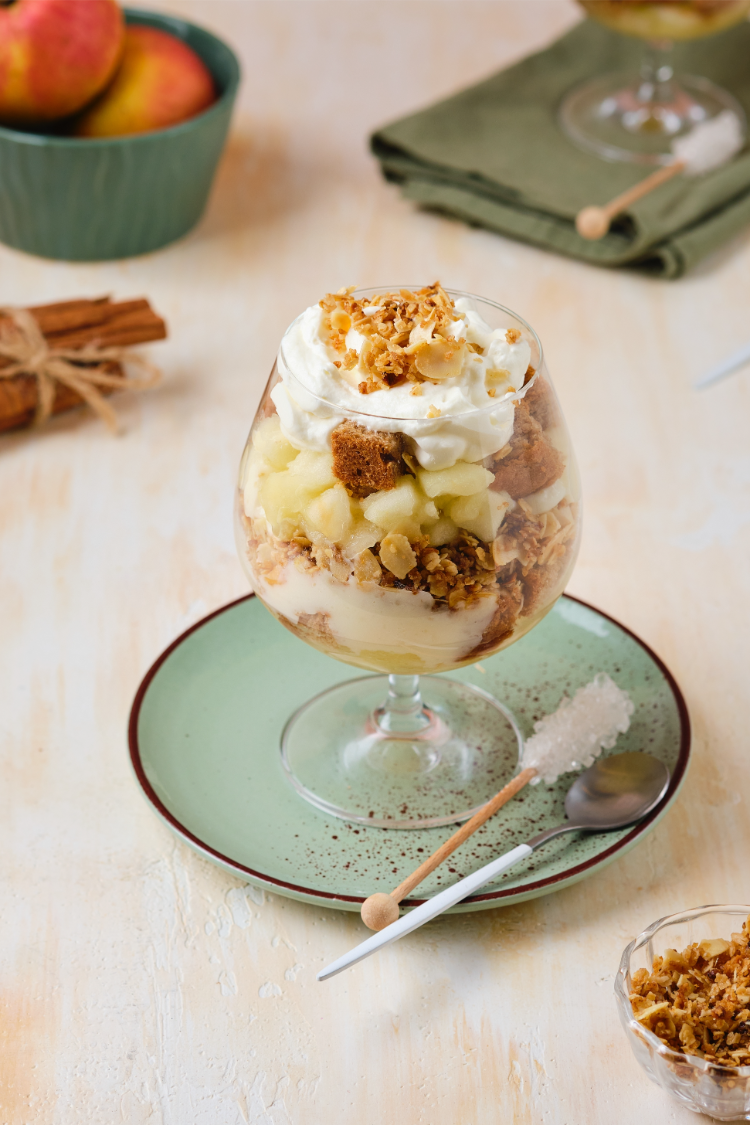 schönes, leckeres apfel crumble dessert im glas