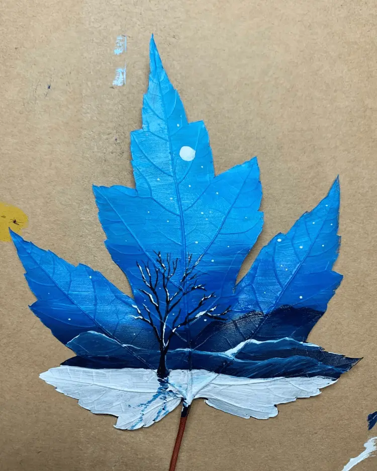 schönes winterbild mit acryl auf ein ahornblatt malen