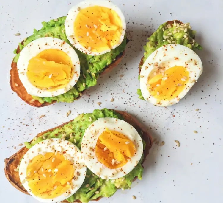 toasts mit süßkartoffeln, avocado und ei