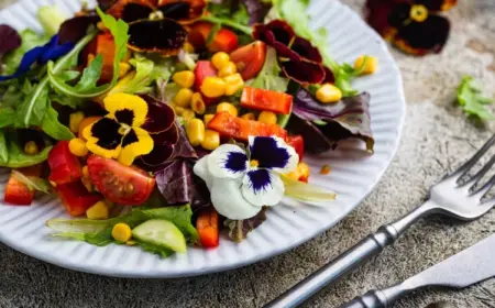 veilchenblüten rim salat mit gurken und mais und tomaten und paprika