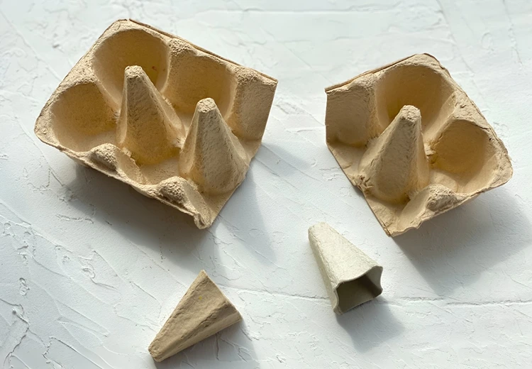 Vom Eierkarton die Spitzen abschneiden