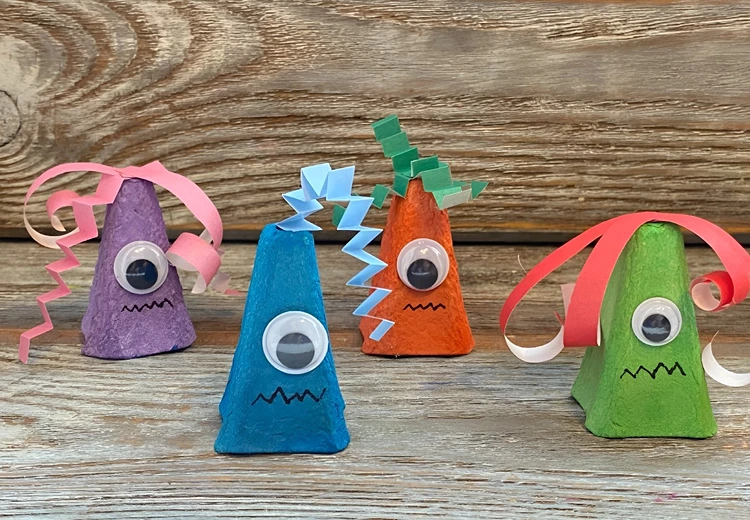 Wackelaugen auf die Monster kleben, Mund zeichnen und mit den Figuren spielen