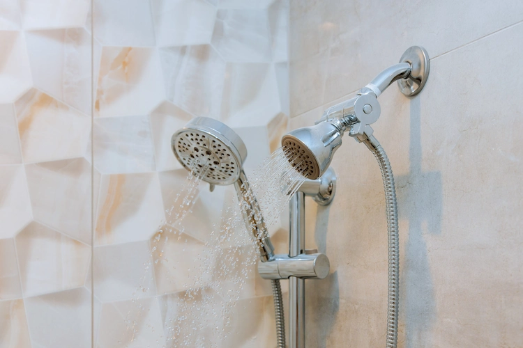 wegen kalkablagerungen durch hartes wasser häufige reinigung der duscharmaturen empfehlenswert