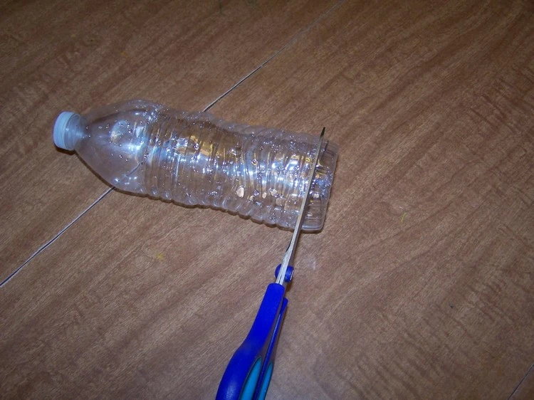 Wie Maulwurf vertreiben mit Plastikflasche