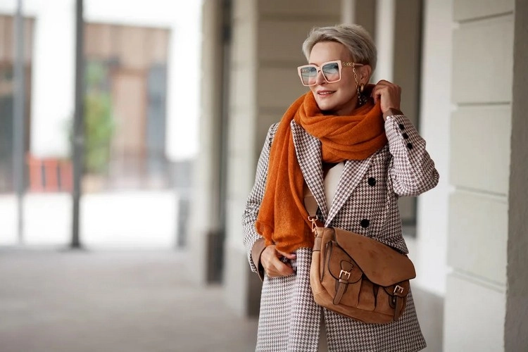 Wie Schal ab 60 tragen, ohne wie eine Oma auszusehen