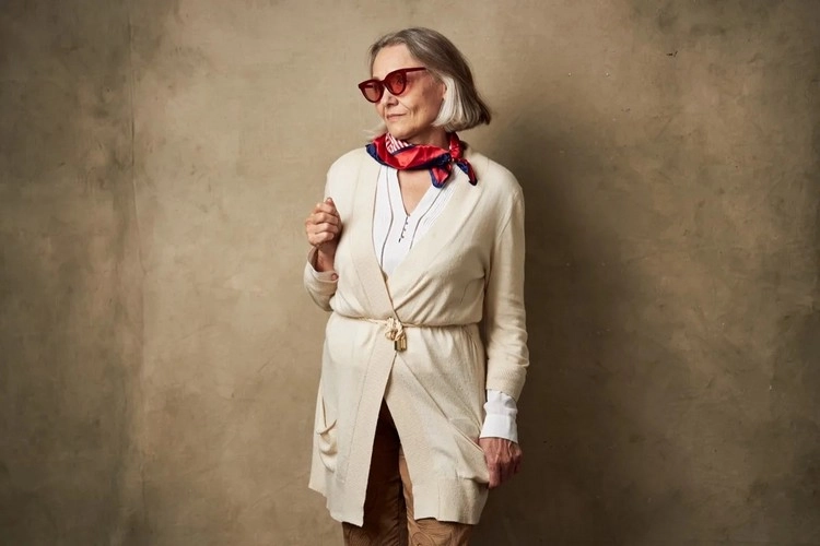 Wie Schal ab 60 tragen - Seitlich gebunden für einen Retro-Chic-Look