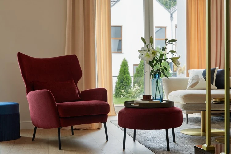 wohnzimmer gestalten mit designer sessel und kaffeetisch möbel versichern