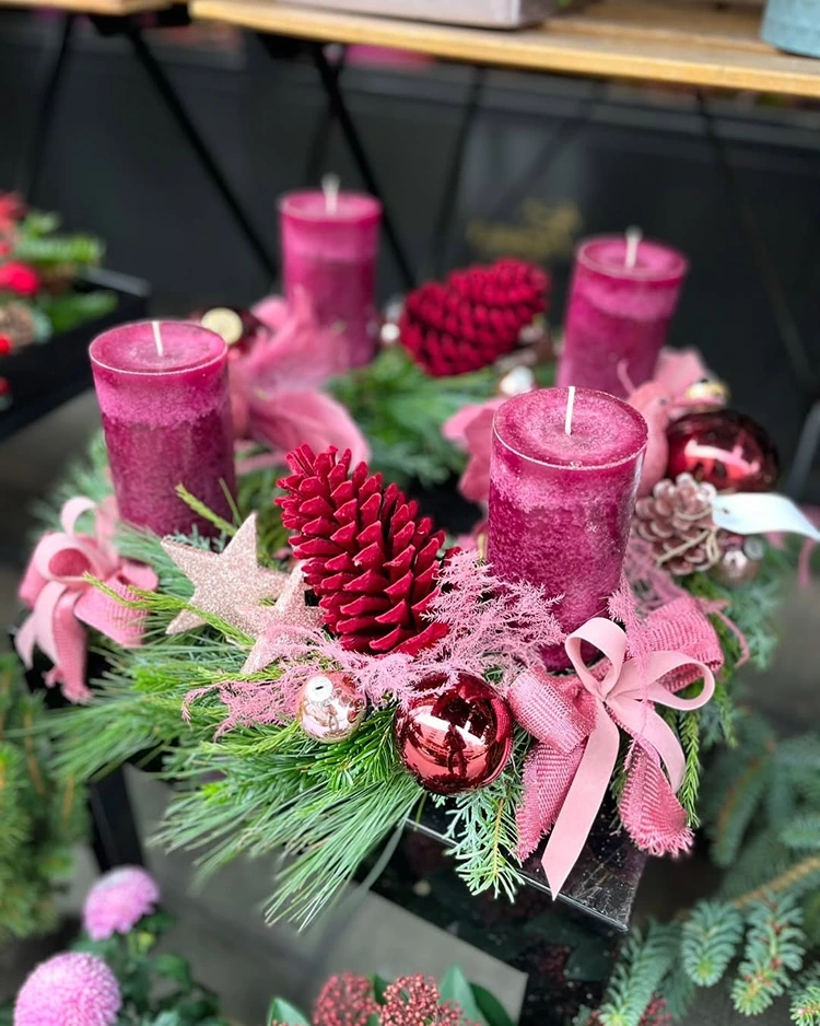 adventskranz in beerentönen farbig und chic