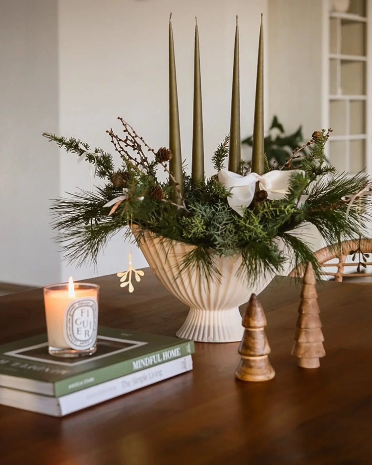 adventskranz in einer schale in weiß und grün