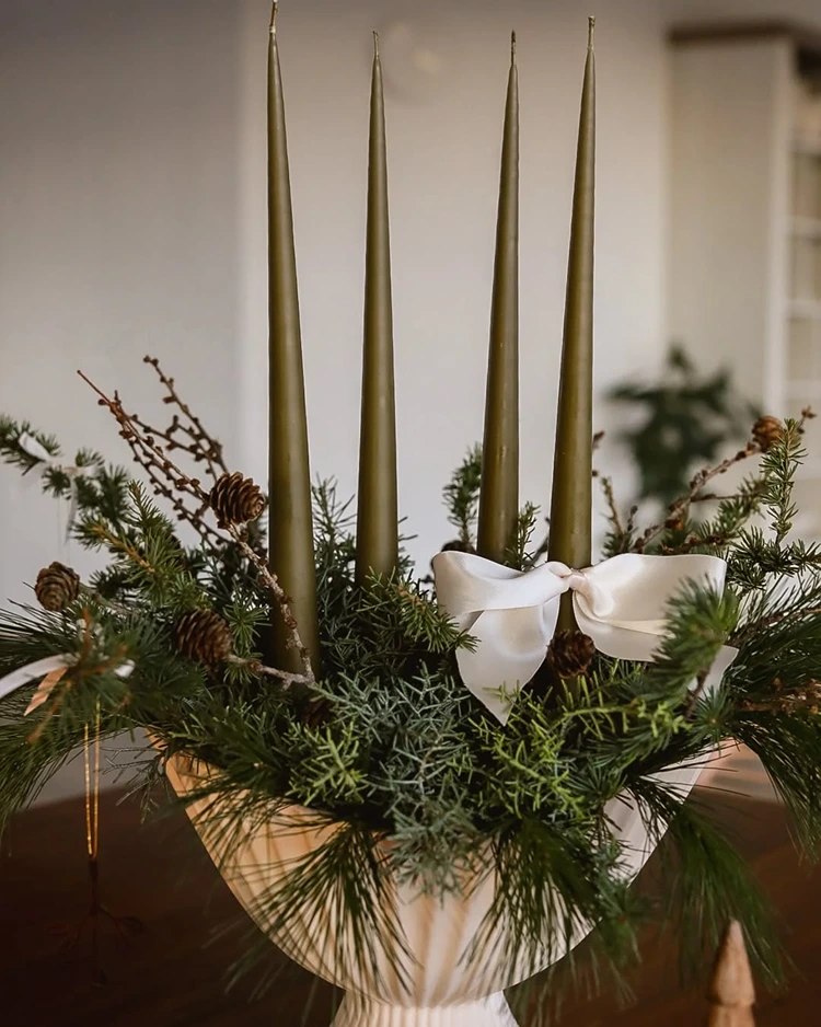 adventskranz in einer schale minimalistisch stilvoll