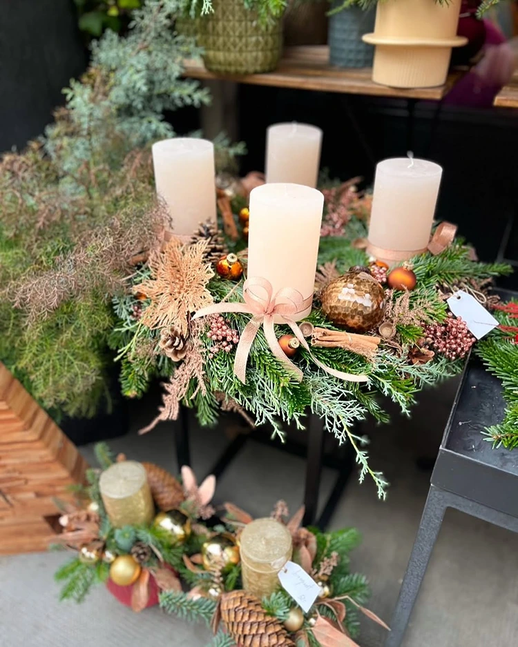 adventskranz in nude und kupfertönen