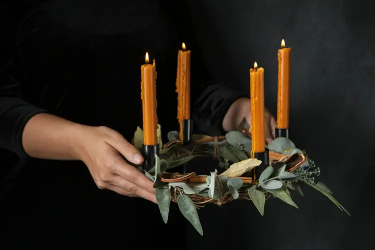 adventskranz selber machen mit eukalyptus und orangen tafelkerzen