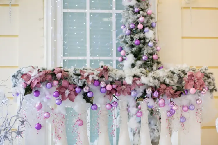 balkon weihnachtlich dekorieren in traditionellen oder modernen farben
