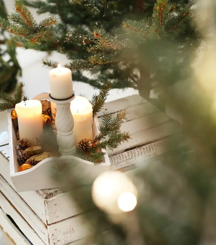 balkon weihnachtlich dekorieren mit tablett, kerzen, tannengrün und zapfen