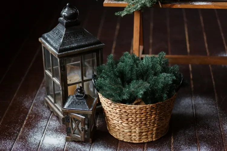 balkon weihnachtlich dekorieren pflanzen, laternen oder tannengrün im korb für den boden