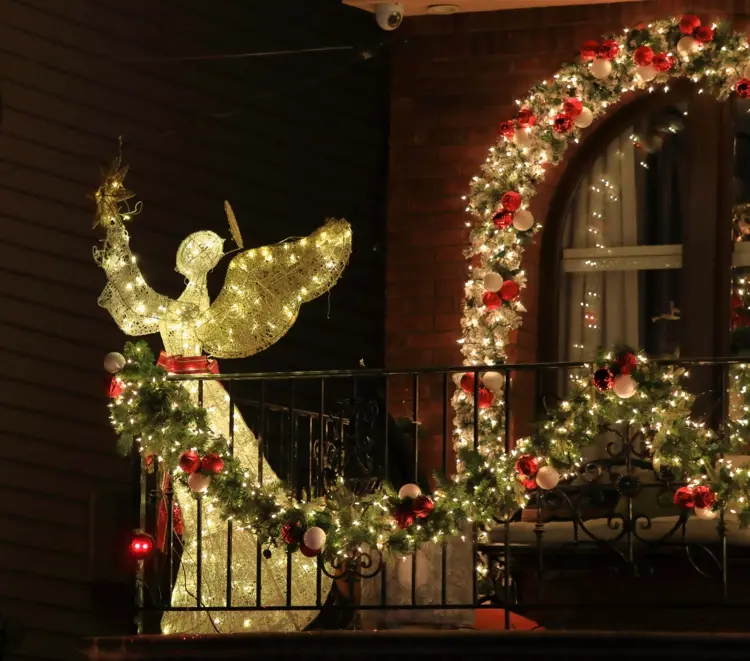 balkongestaltung für weihnachten und winter mit lichterketten und weihnachtsfiguren
