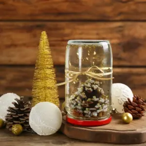 deko zu weihnachten aus glas, tannenzapfen und goldflocken basteln