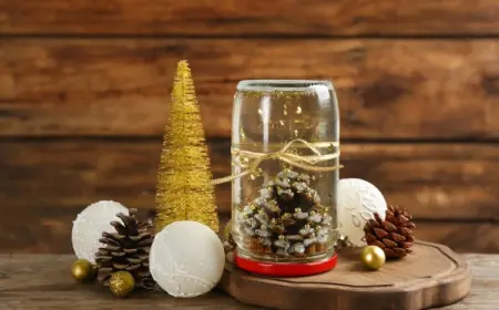 deko zu weihnachten aus glas, tannenzapfen und goldflocken basteln