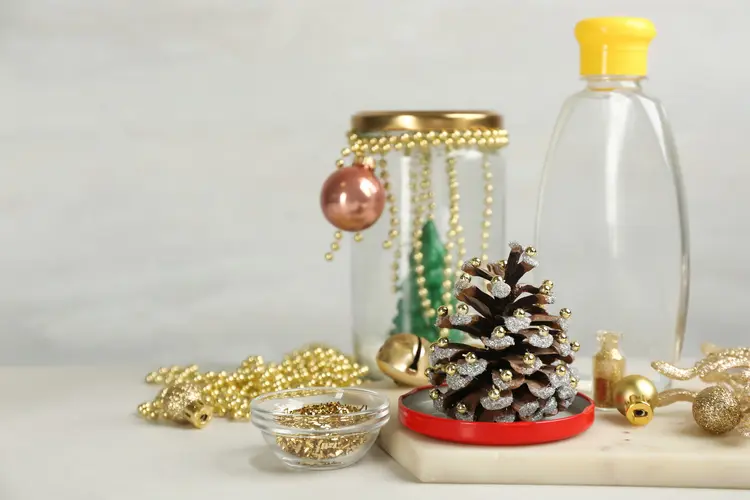dekorierte zapfen im glas als diy weihnachtsdeko