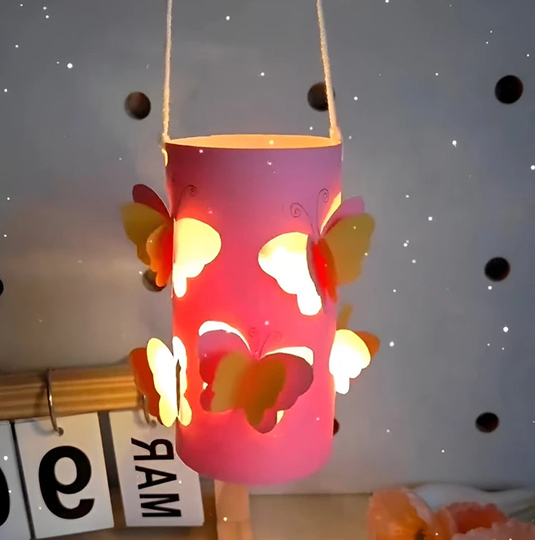 Die Kinderlaterne mit einer LED-Lichterkette füllen