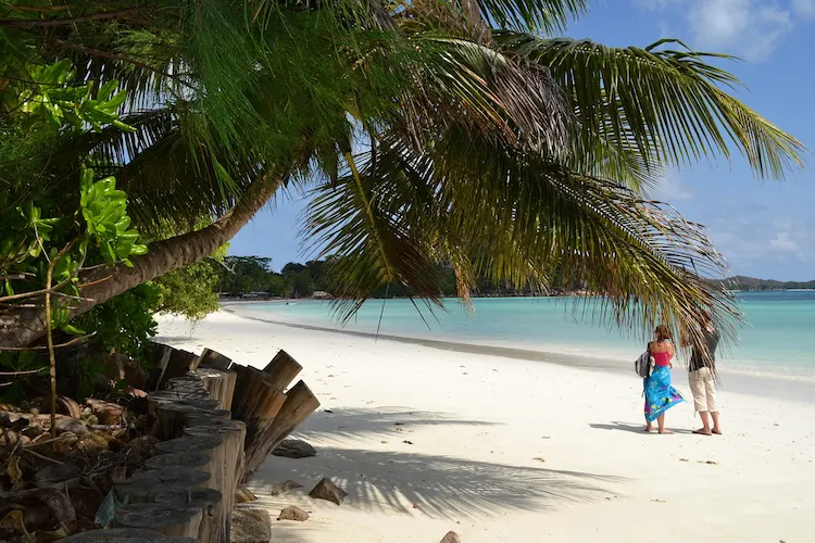 die seychellen bieten schöne strände und warmes wetter im märz