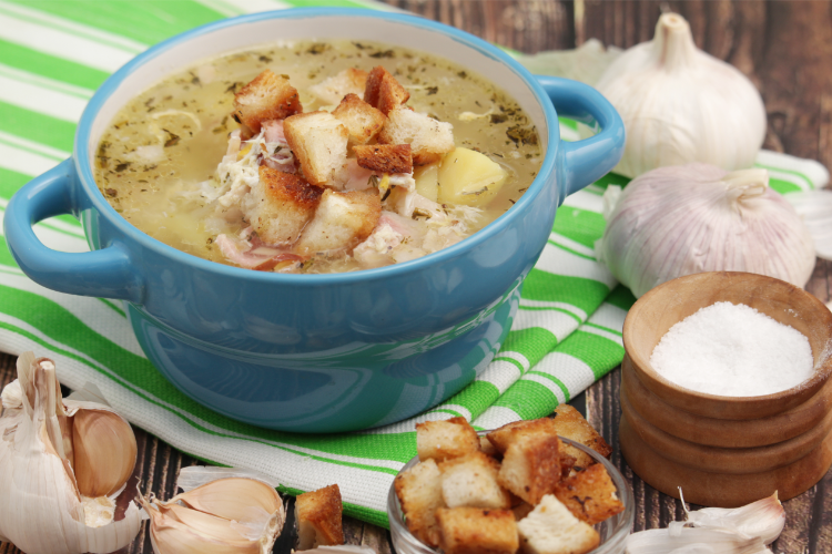 eine schüssel mit traditioneller tschechischer knoblauchsuppe