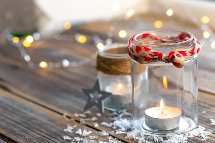 einfache bastelidee für weihnachtliche deko gläser mit bändern dekorieren