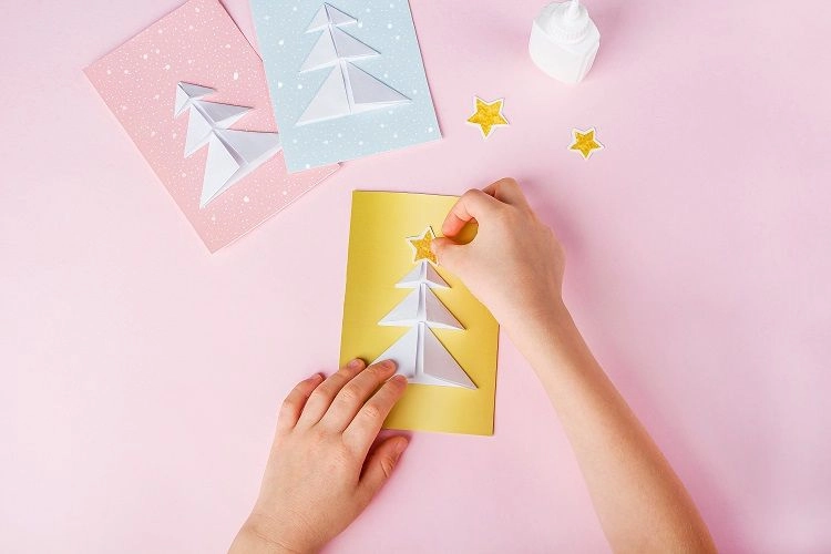 einfachen papierbaum für die feiertage kreieren