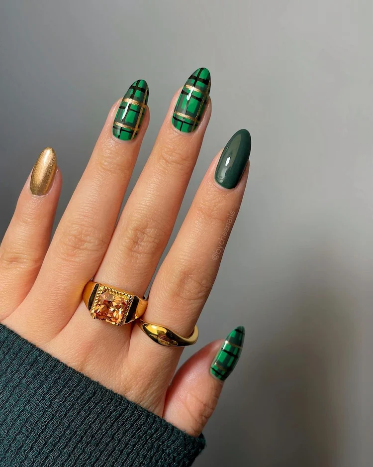 elegante nägel in grün und gold zu weihnachten