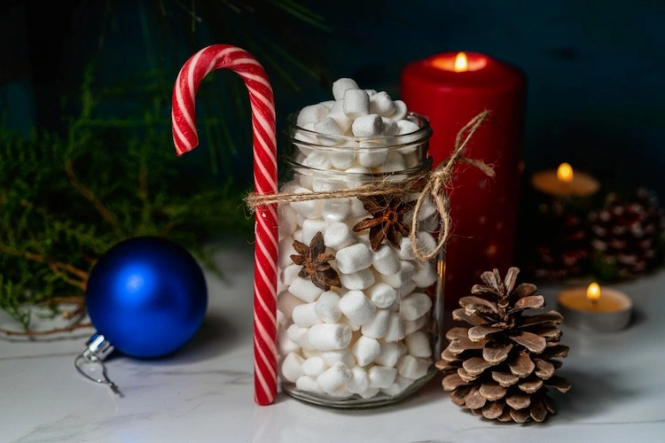 glas weihnachtlich dekorieren mit marshmallows, sternanissen und zuckerstangen