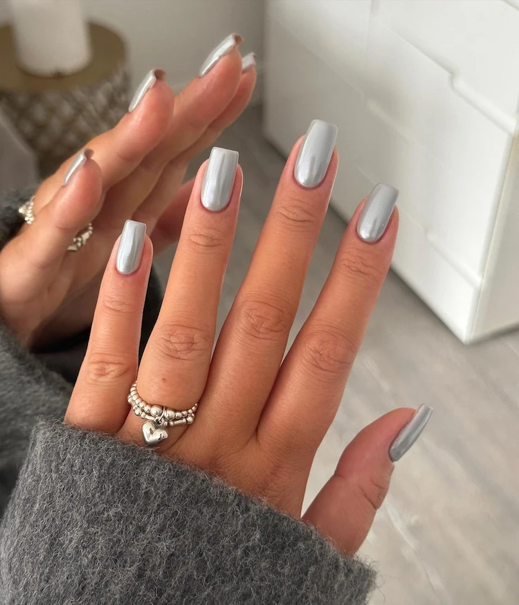 graue chrome nails für einen eleganten look im winter