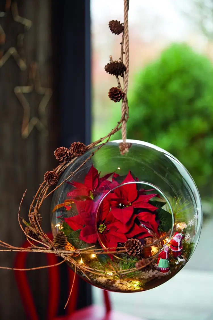 hängende deko für weihnachten in einer glaskugel mit lichtern