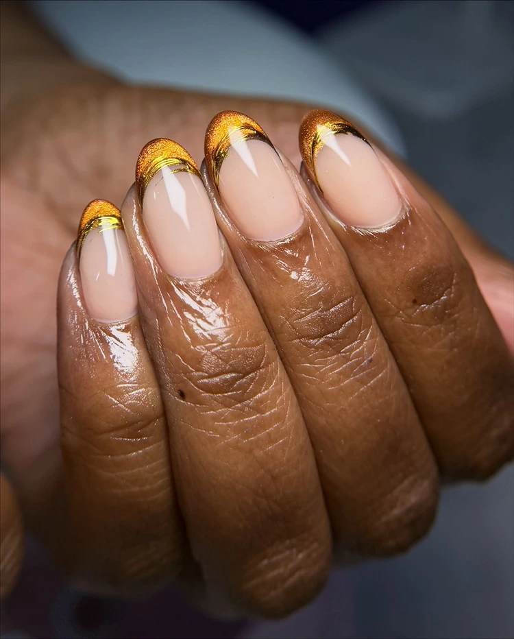 herbst nageldesign 2025 goldene french tips