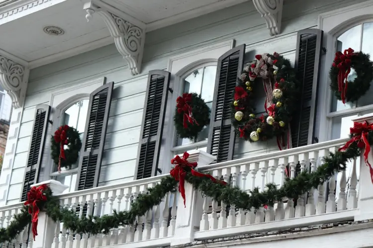 idee für die balkontür oder fenster mit weihnachtskränzen