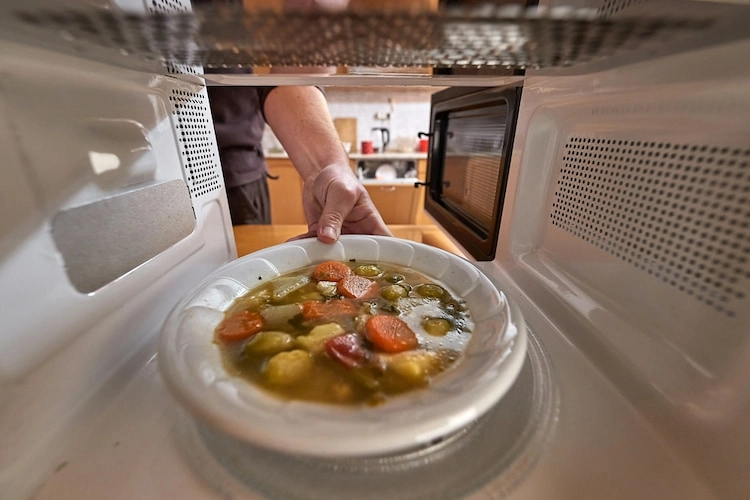 in einer mikrowelle bereits gekochtes essen warm halten oder schnell erhitzen