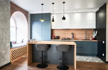 küche mit kochinsel und moderne pendelleuchten