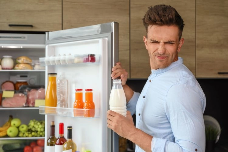 kühlschrank stinkt innen undoder außen was hilft
